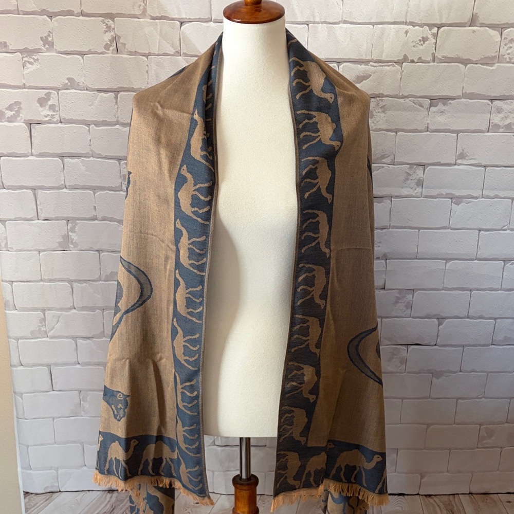 Elegant Cashmere Scarf with Camel Design